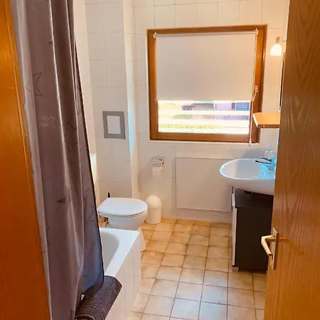 Felix Living 6, Monteurwohnung, 3 Zimmer, Getrennte Betten, Balkon, Parkplatz Salzweg